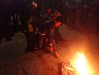 Βίντεο: Εξοργισμένο πλήθος καίει ζωντανό έναν κλέφτη αυτοκινήτων!